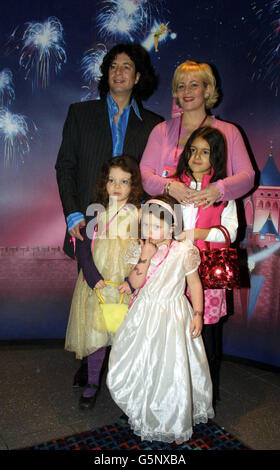 Interior designer Laurence Llewelyn-Bowen, dal programma televisivo della BBC "Changing Rooms", con sua moglie Jackie e le figlie alla prima video di Cenerentola II di Walt Disney all'Empire Cinema di Leicester Square, Londra. Foto Stock