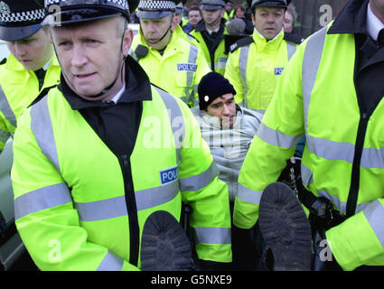 Scottish Independent MSP Tommy Sheridan è tolto dalle porte della base navale di Faslane sul fiume Clyde - la casa della flotta sottomarina britannica Trident - dopo una protesta sit-down ha bloccato la strada. * i manifestanti includono membri della CND, del campo di Pace di Faslane e del gruppo di armi anti-nucleari, Trident Powshare. I manifestanti hanno affermato di aspettarsi che 5,000 persone prendano parte alla protesta nei prossimi tre giorni. Foto Stock