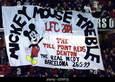 I tifosi di Liverpool esibiscono il loro banner Topolino al Manchester United contro Liverpool game a Old Trafford Ground, Manchester. Foto Phil Noble.. Foto Stock