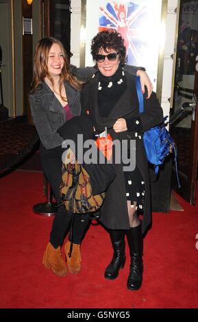 Ruby Wax e la figlia Marina arrivano per la notte stampa di Viva Forever al Piccadilly Theatre, Denman Street, Londra. Foto Stock