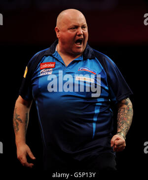 Andy Hamilton in Inghilterra celebra la vittoria di una partita durante il suo primo round match contro James Richardson in Inghilterra durante il World Darts Championship Ladbrokes.com ad Alexandra Palace, Londra. Foto Stock