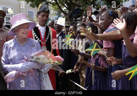 La Regina Elisabetta II, accompagnata dal Sindaco di Montego Bay, Hugh Solomon, incontra la gente del posto a Sam Sharpe Square, Montego Bay Giamaica, durante il suo tour del Giubileo all'estero. Foto Stock