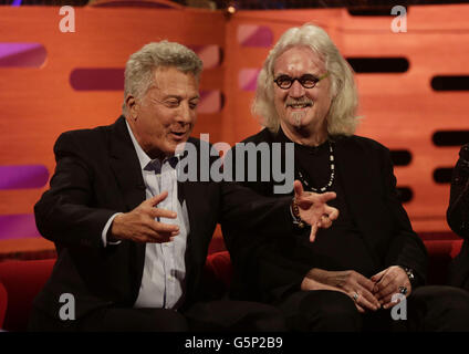 Gli ospiti Dustin Hoffman (a sinistra) e Billy Connolly, durante le riprese del Graham Norton Show Christmas Special presso i London Studios nel sud di Londra. Foto Stock