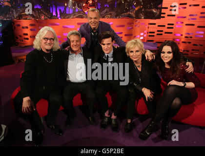 Ospitate Graham Norton (back row center) con gli ospiti (da sinistra a destra) Billy Connolly, Dustin Hoffman, Matt Smith, Jennifer Saunders e Amy Macdonald durante le riprese del Graham Norton Show Christmas Special presso i London Studios nel sud di Londra. Foto Stock