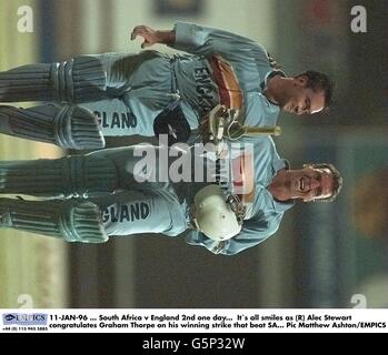 11 GENNAIO 96. Sud Africa / Inghilterra 2 ° un giorno. E '`s tutto sorride come (R) Alec Stewart si congratula con Graham Thorpe per il suo colpo vincente che ha battuto SA Foto Stock