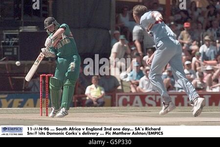 11-JAN-96, Sud Africa / Inghilterra 2° Giornata Internazionale. SA`s Richard Snell colpisce Dominic Cork per 4 Foto Stock