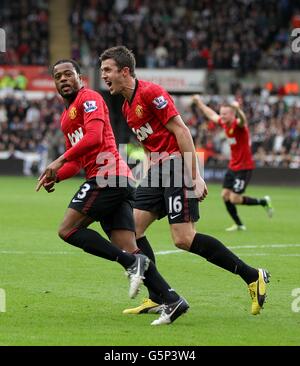 Patrice Evra (a sinistra) di Manchester United festeggia con il suo compagno di squadra Michael Carrick (a destra) dopo aver segnato l'obiettivo di apertura della sua squadra Foto Stock