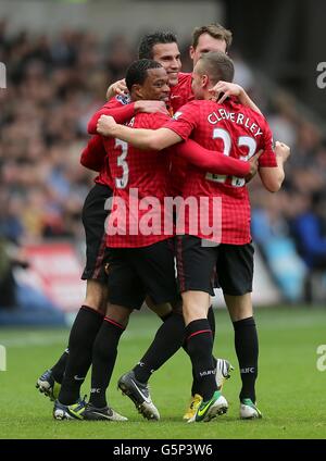 Patrice Evra (a sinistra) di Manchester United festeggia con i suoi compagni di squadra Robin Van Persie (centro a sinistra) E Tom Cleverley (a destra) dopo aver segnato l'obiettivo di apertura della sua squadra Foto Stock