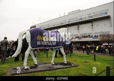 Corse di cavalli - William Hill Winter Festival - giorno uno - Ippodromo di Kempton Park. Una vista generale della statua delle orchidee del deserto all'ippodromo di Kempton Park Foto Stock