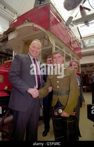 Privato Vincent Stott (a destra), che divenne il più giovane soldato britannico a servire nella guerra del Golfo, incontra il generale Norman Schwarzkopf, comandante in capo delle forze alleate, all'Imperial War Museum di Londra. Foto Stock