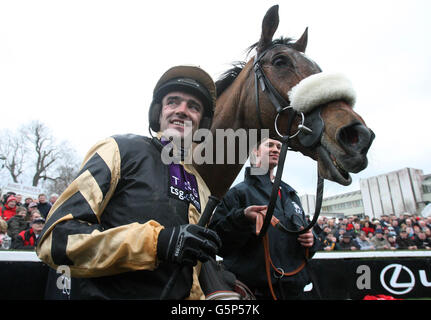 Tidal Bay e Jockey Ruby Walsh festeggiano la vittoria del Lexus Chase durante il Festival di Natale di Leopardstown all'ippodromo di Leopardstown, Dublino, Irlanda. Foto Stock