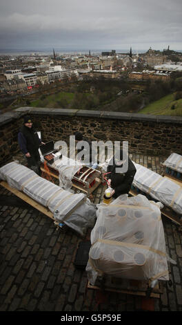 I preparativi finali sono fatti per i fuochi d'artificio Hogmanay al Castello di Edimburgo in Scozia prima delle celebrazioni del nuovo anno. Foto Stock