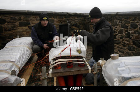 I preparativi finali sono fatti per i fuochi d'artificio Hogmanay al Castello di Edimburgo in Scozia prima delle celebrazioni del nuovo anno. Foto Stock