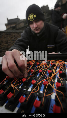 I preparativi finali sono fatti per i fuochi d'artificio Hogmanay al Castello di Edimburgo in Scozia prima delle celebrazioni del nuovo anno. Foto Stock