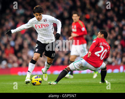 Calcio - Barclays Premier League - Fulham / Swansea City - Craven Cottage. Bryan Ruiz di Fulham e Jonathan de Guzman di Swansea City durante la partita della Barclays Premier League al Craven Cottage di Londra. Foto Stock