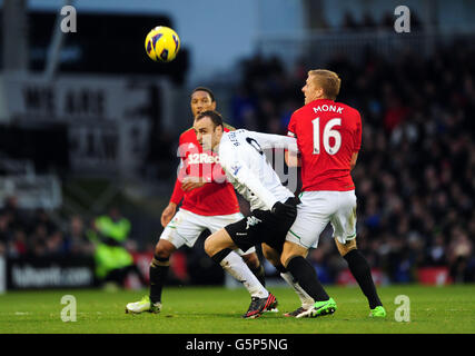 Calcio - Barclays Premier League - Fulham / Swansea City - Craven Cottage. Fulham's Dimitar Berbatov e Swansea City's Garry Monk durante la partita della Barclays Premier League a Craven Cottage, Londra. Foto Stock