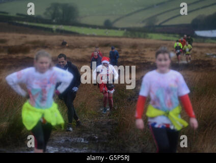 Sport - Daleside Brewery Auld Lang Syne Race - Haworth. I corridori di abbigliamento fantasiosi fanno la loro strada attraverso la regione del Bronte nella corsa di Auld Lang Syne Fell sulle cime del fossato vicino Haworth, Yorkshire occidentale. Foto Stock