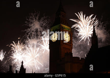 I fuochi d'artificio illuminano il Big ben a mezzanotte per dare il benvenuto nel 2013 a Westminster, nel centro di Londra. Foto Stock