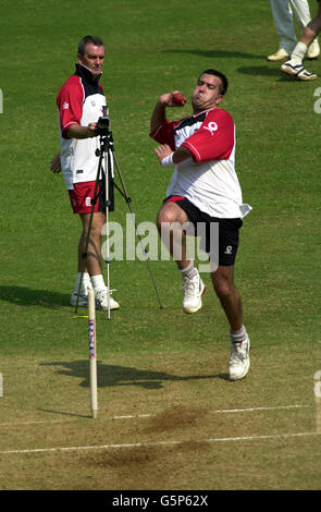 CRICKET ENGELS JAMES ORMOND/PHIL ONEIL. CRICKET - James Ormond (front) in Inghilterra è girato da Phil ONeil, mentre il bowling al Wankhede Stadium di Mumbia, Foto Stock