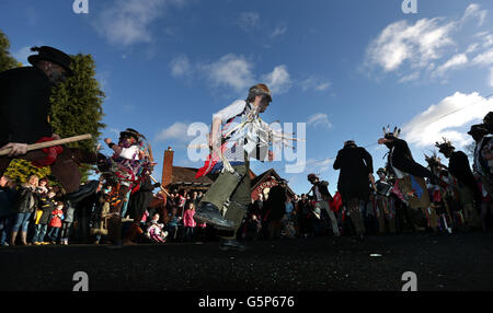 Il gruppo di Alvechurch Morris si esibirà presso la Crown, Withybed Green vicino ad Alvechurch, Warkwickshire. Foto Stock