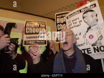 Un sostenitore dell'"Alleanza per il no” reagisce, dopo aver sentito il risultato del no alla dogana di Dublino per il referendum sull'aborto di mercoledì, che il governo aveva sperato avrebbe emendato la costituzione, * in modo che non sarebbe illegale per una donna che sta minacciando di suicidarsi a causa di una gravidanza indesiderata per ottenere un aborto. Foto Stock