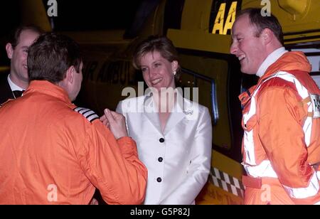 Il conte (parzialmente nascosto a sinistra) e la contessa di Wessex, al Coppid Beach Hotel di Binfield Bracknell per una cena per raccogliere fondi per la Thames Valley e Chiltern Air Ambulance fiducia, * con l'elicottero pilota Andy Busby (a sinistra) che ha volato Sophie in ospedale e paramedico Tim Goddard, Che ha partecipato anche alla contessa in un recente volo di emergenza. Foto Stock