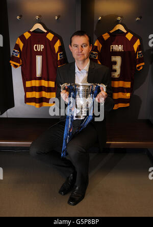 L'ex giocatore di Bradford City David Wetherall si pone con la capitale Una League Cup a Wembley Foto Stock