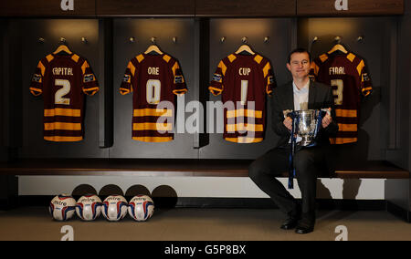 L'ex giocatore di Bradford City David Wetherall si pone con la capitale Una League Cup a Wembley Foto Stock