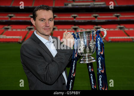 L'ex giocatore di Bradford City David Wetherall si pone con la capitale Una League Cup a Wembley Foto Stock