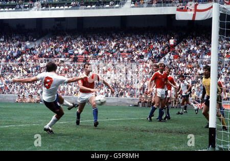 Inghilterra durante la Coppa del mondo 82. Azione della partita inglese contro la Cecoslovacchia nel primo round delle finali della Coppa del mondo 1982 a Bilbao Foto Stock