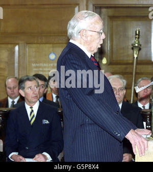 Il Principe di Galles (sfondo sinistro), ascolta Lord Deedes, ex editore del Daily Telegraph durante il suo discorso presso un servizio nella chiesa di St Bride in Fleet Street di Londra, per celebrare i 300 anni dell'industria dei giornali in Fleet Street. Foto Stock