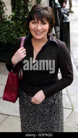 Il presentatore della GMTV Lorraine Kelly arriva al le Meridien Grosvenor House Hotel, Londra, per i premi 2002 TRIC (Television & radio Industries Club). Foto Stock