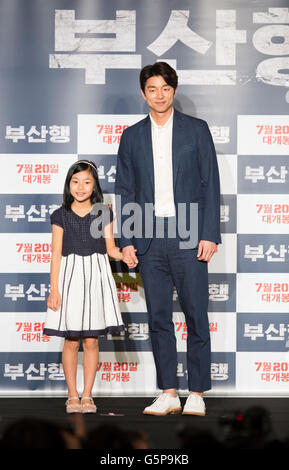 Il Gong Yoo e Kim Soo-An, 21 Giugno 2016 : sud coreano attore Gong Yoo (R) e attrice Kim Soo-An partecipare ad una conferenza stampa per il loro nuovo film,'treno per Busan' a Seul, in Corea del Sud. Lo zombie-film di azione è stato girato dal riconosciuto animatore, Yeon Sang-ho ed è stato presentato al Festival del Cinema di Cannes in fuori concorso 'Midnight proiezioni' categoria di quest'anno. © Lee Jae-Won/AFLO/Alamy Live News Foto Stock