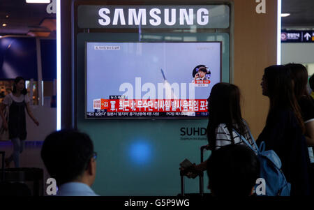 Seoul, Corea del Sud. Il 22 giugno, 2016. I residenti locali guardare lo schermo broadcasting la notizia che la Repubblica popolare democratica di Corea (DPRK) sparò un missile, in corrispondenza di una stazione ferroviaria a Seul, Corea del Sud, 22 giugno 2016. La Repubblica popolare democratica di Corea (DPRK) Mercoledì ha sparato il sesto Musudan sospetti a raggio intermedio di missili balistici, il secondo giorno, dopo la quinta prova di lancio aveva fallito, Yonhap news agency ha riportato citando le autorità militari. © Yao Qilin/Xinhua/Alamy Live News Foto Stock