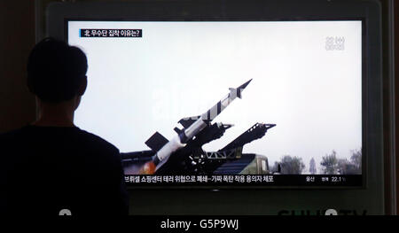 Seoul, Corea del Sud. Il 22 giugno, 2016. Un residente locale guarda la schermata broadcasting la notizia che la Repubblica popolare democratica di Corea (DPRK) sparò un missile, in corrispondenza di una stazione ferroviaria a Seul, Corea del Sud, 22 giugno 2016. La Repubblica popolare democratica di Corea (DPRK) Mercoledì ha sparato il sesto Musudan sospetti a raggio intermedio di missili balistici, il secondo giorno, dopo la quinta prova di lancio aveva fallito, Yonhap news agency ha riportato citando le autorità militari. © Yao Qilin/Xinhua/Alamy Live News Foto Stock