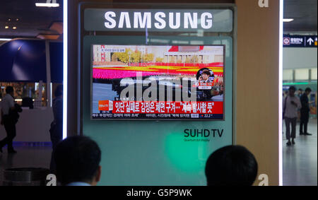 Seoul, Corea del Sud. Il 22 giugno, 2016. I residenti locali guardare lo schermo broadcasting la notizia che la Repubblica popolare democratica di Corea (DPRK) sparò un missile, in corrispondenza di una stazione ferroviaria a Seul, Corea del Sud, 22 giugno 2016. La Repubblica popolare democratica di Corea (DPRK) Mercoledì ha sparato il sesto Musudan sospetti a raggio intermedio di missili balistici, il secondo giorno, dopo la quinta prova di lancio aveva fallito, Yonhap news agency ha riportato citando le autorità militari. © Yao Qilin/Xinhua/Alamy Live News Foto Stock