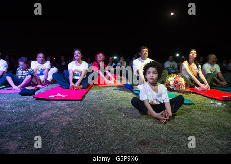 Il Cairo, Egitto. Il 21 giugno, 2016. La gente pratica Yoga insieme per celebrare il 2016 Giornata Internazionale di Yoga al di Al Azhar Park al Cairo, Egitto, 21 giugno 2016. © Meng Tao/Xinhua/Alamy Live News Foto Stock