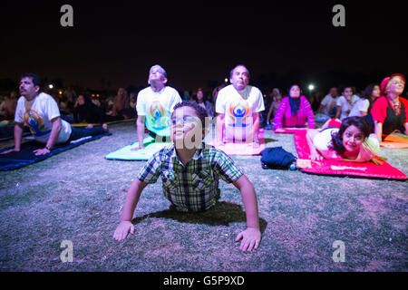 Il Cairo, Egitto. Il 21 giugno, 2016. La gente pratica Yoga insieme per celebrare il 2016 Giornata Internazionale di Yoga al di Al Azhar Park al Cairo, Egitto, 21 giugno 2016. © Meng Tao/Xinhua/Alamy Live News Foto Stock