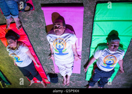 Il Cairo, Egitto. Il 21 giugno, 2016. La gente pratica Yoga insieme per celebrare il 2016 Giornata Internazionale di Yoga al di Al Azhar Park al Cairo, Egitto, 21 giugno 2016. © Meng Tao/Xinhua/Alamy Live News Foto Stock