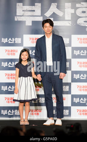 Il Gong Yoo e Kim Soo-An, 21 Giugno 2016 : sud coreano attore Gong Yoo (R) e attrice Kim Soo-An partecipare ad una conferenza stampa per il loro nuovo film,'treno per Busan' a Seul, in Corea del Sud. Lo zombie-film di azione è stato girato dal riconosciuto animatore, Yeon Sang-ho ed è stato presentato al Festival del Cinema di Cannes in fuori concorso 'Midnight proiezioni' categoria di quest'anno. © Lee Jae-Won/AFLO/Alamy Live News Foto Stock