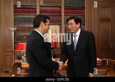 Atene, Grecia. Il 21 giugno, 2016. Guo Jinlong (R), un membro dell'ufficio politico del Partito Comunista della Cina (CPC) Comitato centrale e segretario del partito comunista di Pechino comitato comunale, scuote le mani con il Primo Ministro greco Alexis Tsipras ad Atene, Grecia, 21 giugno 2016. © Marios Lolos/Xinhua/Alamy Live News Foto Stock