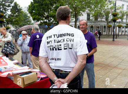 Worthing West Sussex, Regno Unito. Il 22 giugno, 2016. Vote lascia gli attivisti per le strade di Worthing oggi con un giorno di anticipo dell'UE voto referendario in Gran Bretagna Credito: Simon Dack/Alamy Live News Foto Stock