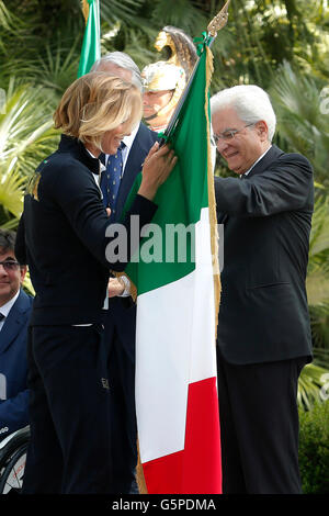 Sergio Mattarella offre la bandiera per i portacolori Federica pellegrini a Roma il 22 giugno 2016. Quirinale. Il Presidente incontra atleti italiani del Rio 2016 Giochi Olimpici e offre le flag per i rispettivi alfieri Foto Samantha Zucchi Credito: Insidefoto/Alamy Live News Foto Stock