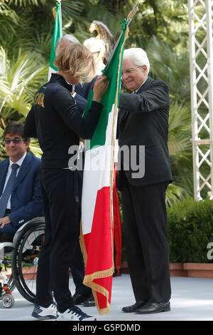 Sergio Mattarella offre la bandiera per i portacolori Federica pellegrini a Roma il 22 giugno 2016. Quirinale. Il Presidente incontra atleti italiani del Rio 2016 Giochi Olimpici e offre le flag per i rispettivi alfieri Foto Samantha Zucchi Credito: Insidefoto/Alamy Live News Foto Stock