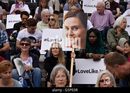 Trafalgar Square, Londra, Regno Unito. Il 22 giugno 2016. Celebrità e membri della famiglia di raccogliere con il pubblico per celebrare la vita di Jo Cox a quello che sarebbe stato il suo 42o compleanno Credito: Alan D Ovest/Alamy Live News Foto Stock