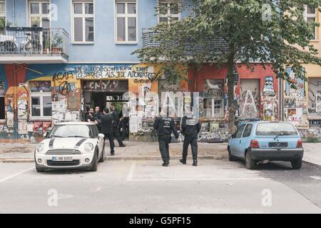 Berlin, Berlin, Germania. Il 22 giugno, 2016. I funzionari di polizia e di sicurezza privata di fronte all'ala sinistra housing project in Rigaer Street 94 in Berlin Friedrichshain. © Jan Scheunert/ZUMA filo/Alamy Live News Foto Stock