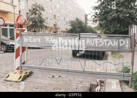 Berlin, Berlin, Germania. Il 22 giugno, 2016. "Se lo sfratto: Riot!' - Graffiti prossima dell'nell'ala sinistra housing project Liebig 34 in Berlin Friedrichshain. © Jan Scheunert/ZUMA filo/Alamy Live News Foto Stock