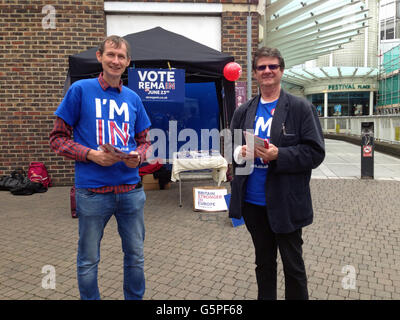 BASINGSTOKE, Regno Unito - 22 giugno 2016: gli attivisti invitando gli elettori a rimanere nell'Unione europea con meno di un giorno prima di passare al Regno Unito il referendum. Mattino Nuvoloso in Basingstoke Town Center, Hampshire. Credito: Amanda Lewis/Alamy Live News Foto Stock