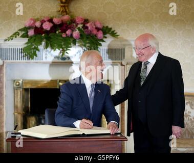 Stati Uniti Vice presidente Joe Biden Firma il libro degli ospiti a fianco di Presidente irlandese Michael D Higgins a Aras un Uachtarain nel Phoenix Park Giugno 22, 2016 a Dublino, Irlanda. Foto Stock