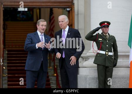 Stati Uniti Vice presidente Joe Biden con il Taoiseach Enda Kenny a seguito del loro incontro bilaterale al palazzo del governo Giugno 21, 2016 a Dublino, Irlanda. Foto Stock